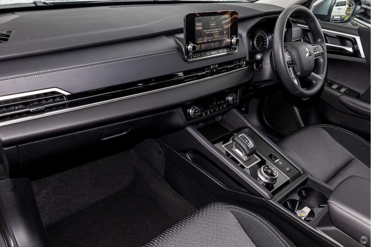 2023 Mitsubishi Outlander ES ZM
