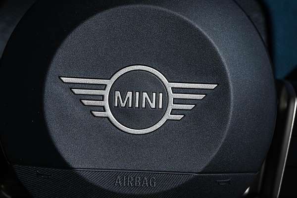 2024 MINI Countryman SE Favoured U25