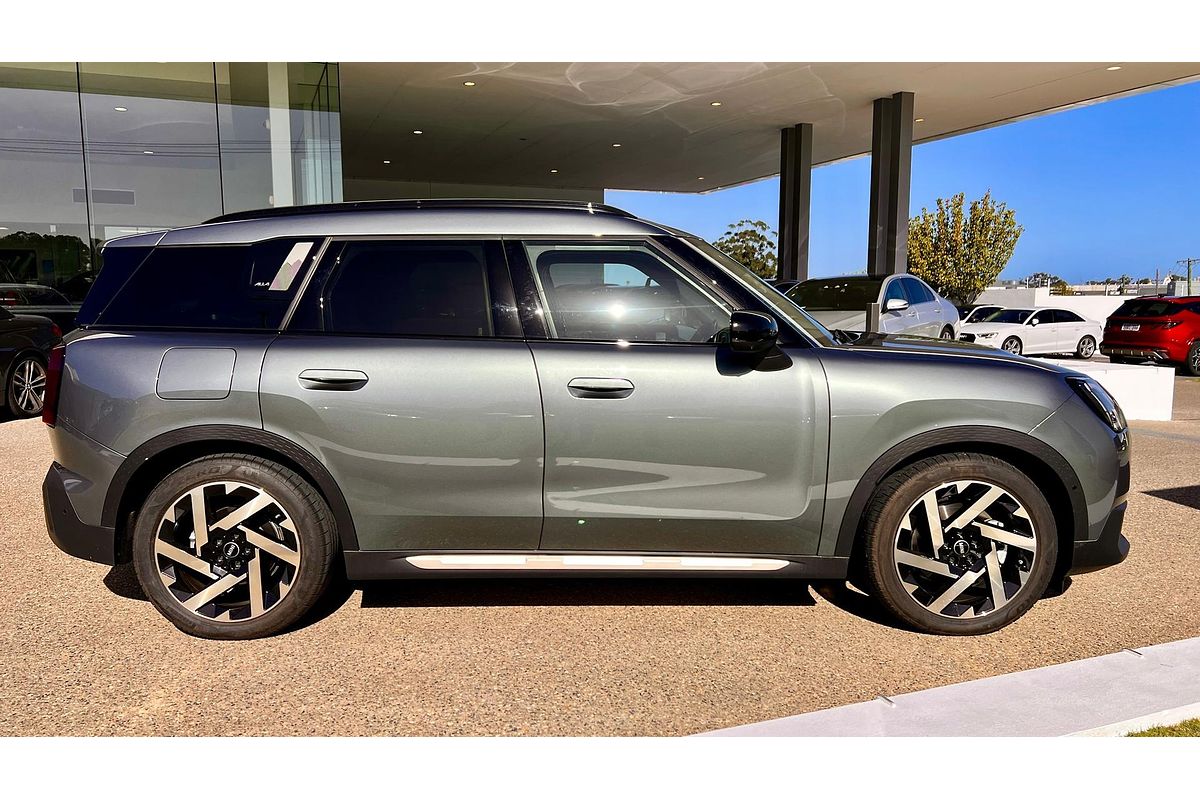 2025 MINI Countryman SE Favoured U25