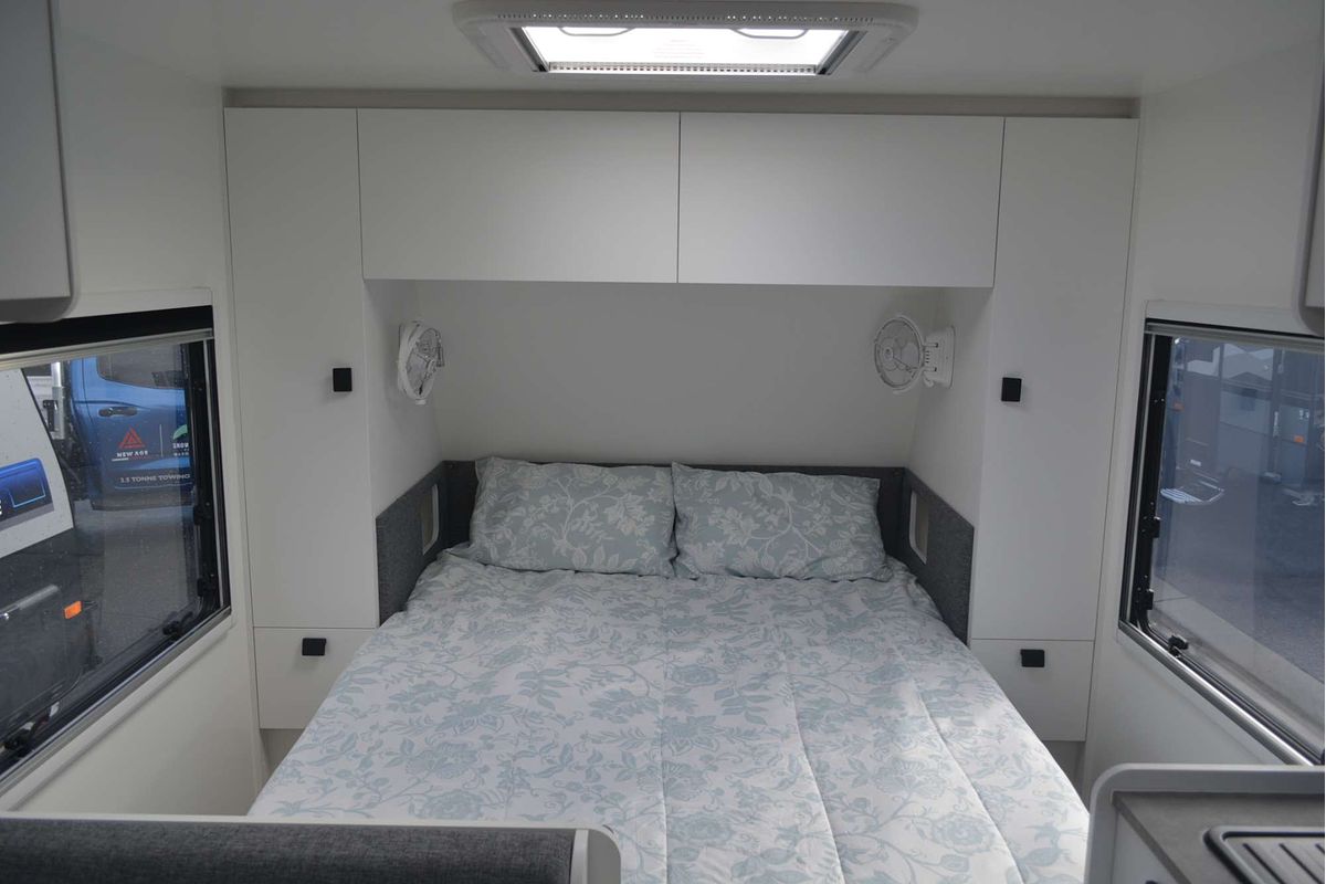 2025 New Age Manta Ray 16ft Embark