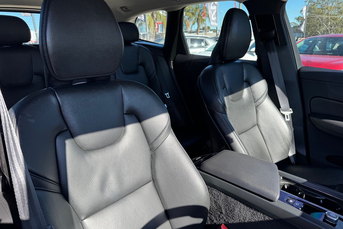 2021 Volvo XC60 B5 Inscription