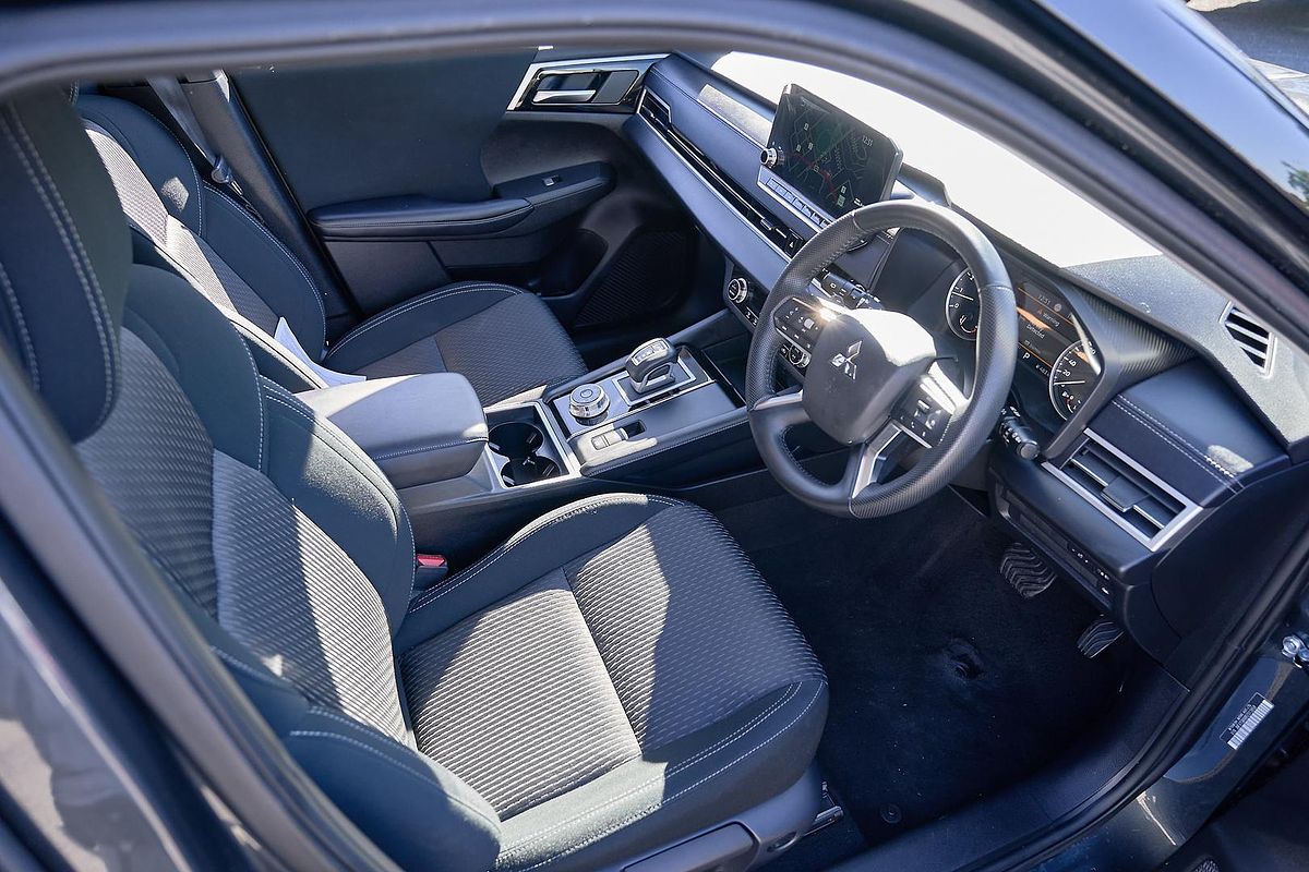 2024 Mitsubishi Outlander LS ZM