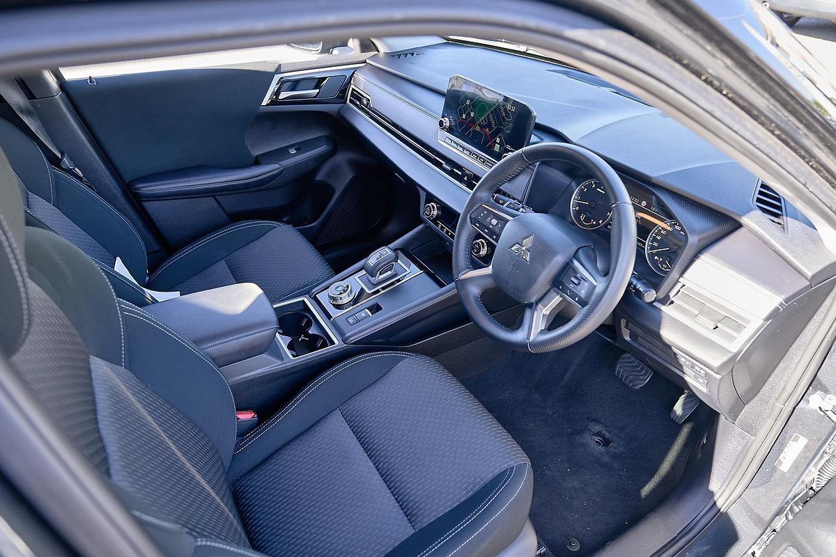 2024 Mitsubishi Outlander LS ZM