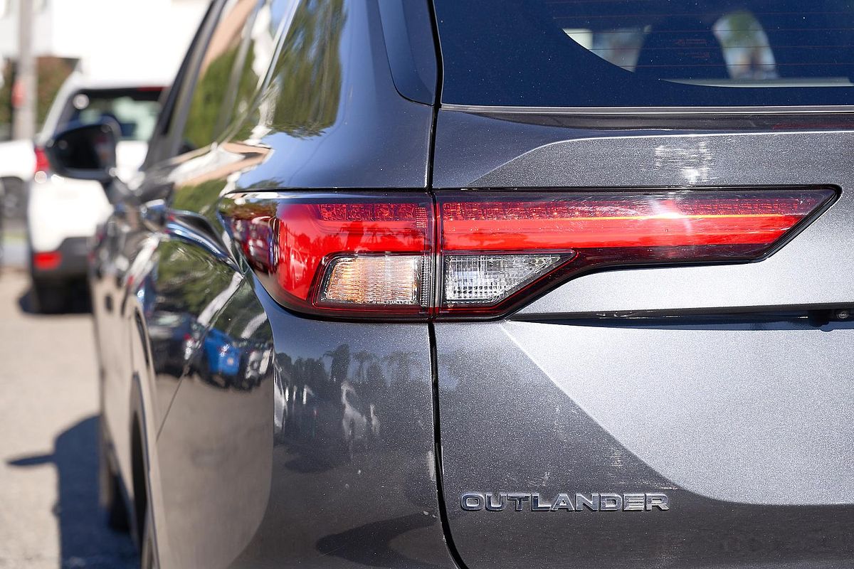 2024 Mitsubishi Outlander LS ZM
