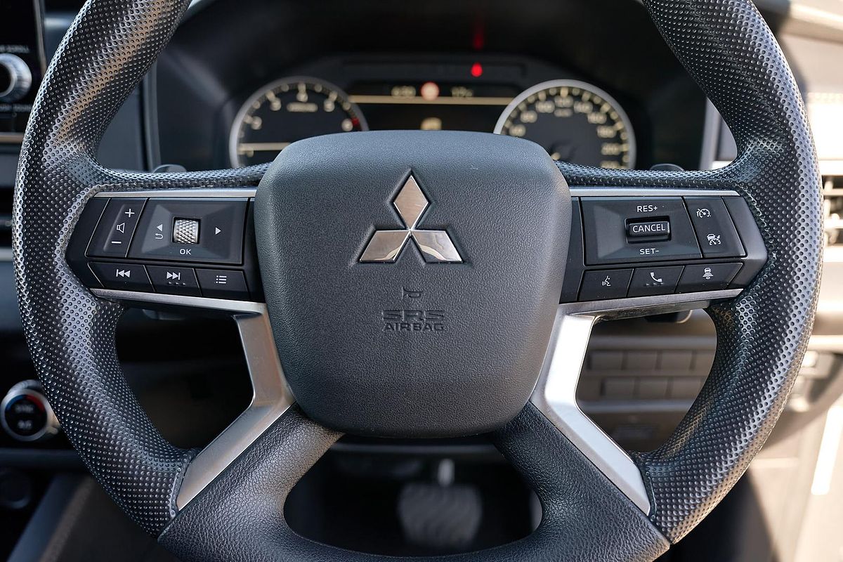 2023 Mitsubishi Outlander ES ZM