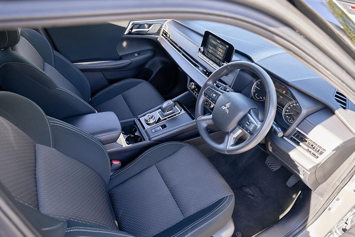 2023 Mitsubishi Outlander ES ZM