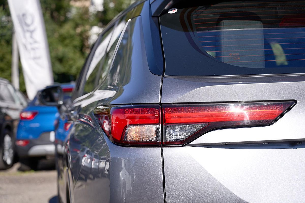 2023 Mitsubishi Outlander ES ZM