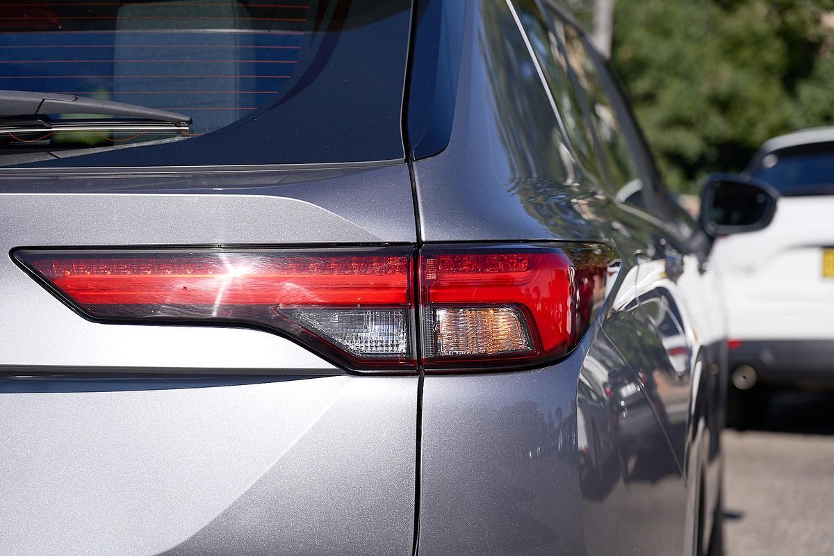 2023 Mitsubishi Outlander ES ZM