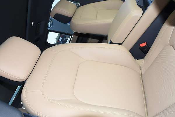2025 Land Rover Defender 130 D350 X-Dynamic SE L663
