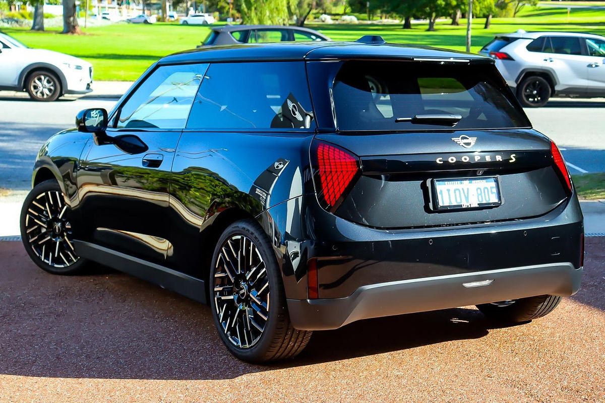 2025 MINI Cooper SE Favoured J01