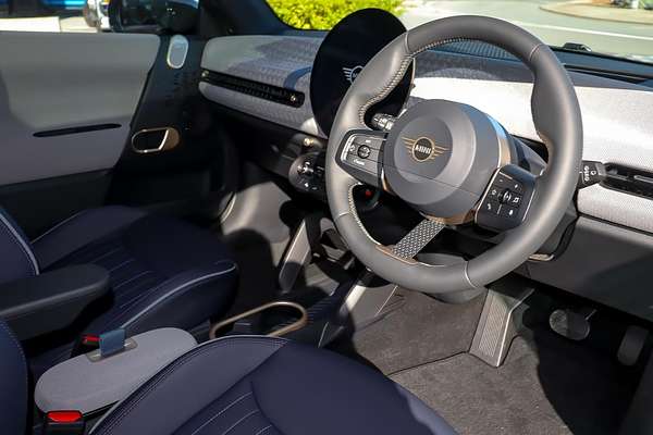 2025 MINI Cooper SE Favoured J01