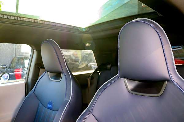 2025 MINI Cooper SE Favoured J01