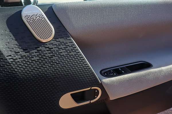 2025 MINI Cooper SE Favoured J01