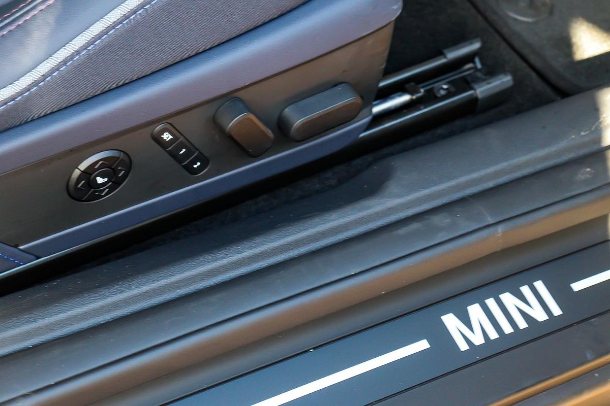 2025 MINI Cooper SE Favoured J01