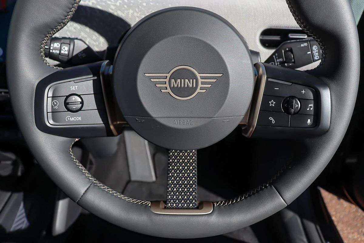 2025 MINI Cooper SE Favoured J01