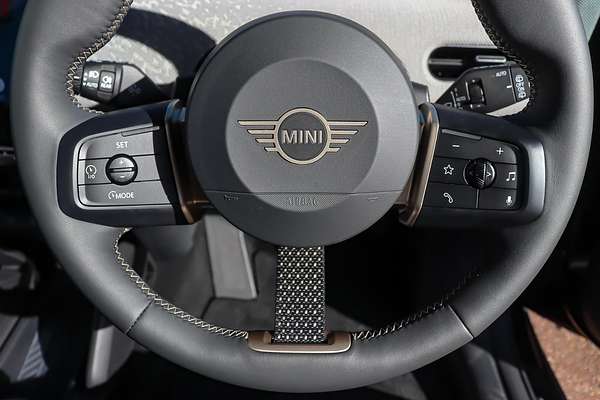 2025 MINI Cooper SE Favoured J01