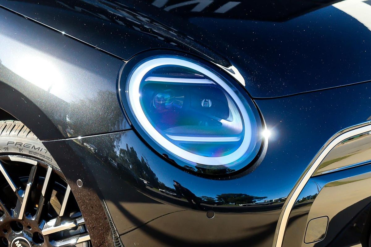 2025 MINI Cooper SE Favoured J01