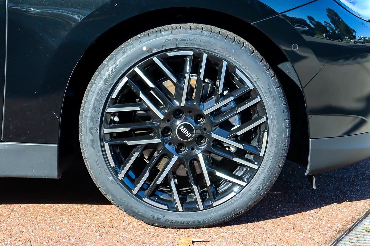 2025 MINI Cooper SE Favoured J01