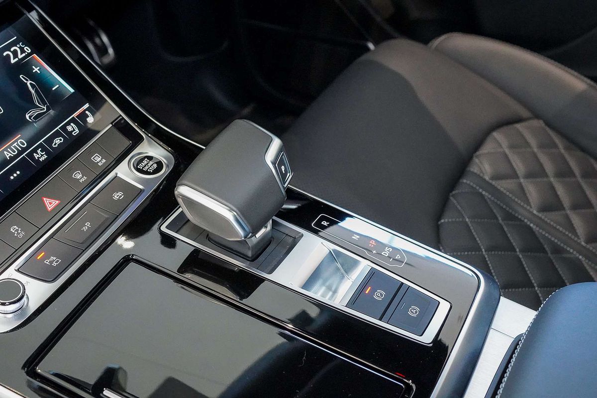 2024 Audi Q8 60 TFSI e S line F1