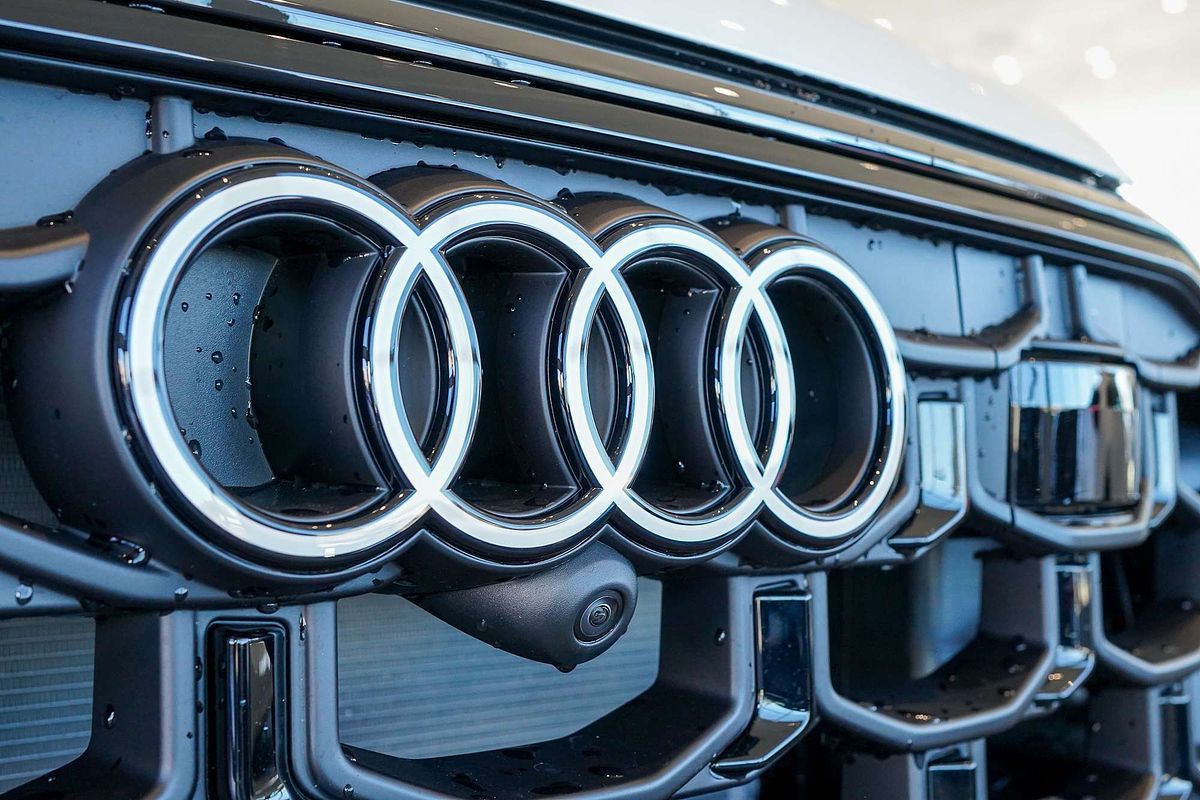 2024 Audi Q8 60 TFSI e S line F1