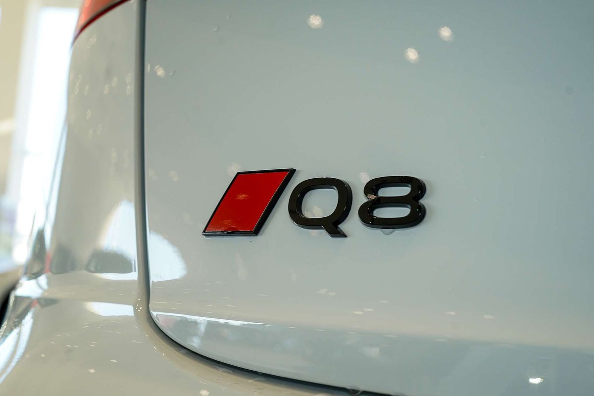 2024 Audi Q8 60 TFSI e S line F1
