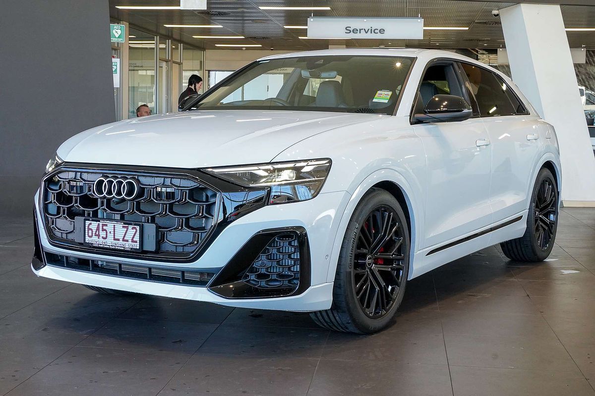 2024 Audi Q8 60 TFSI e S line F1