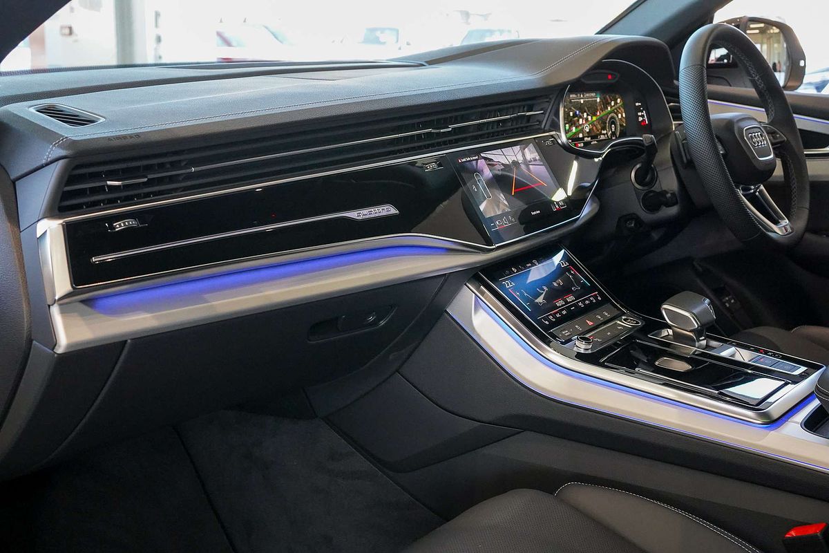 2024 Audi Q8 60 TFSI e S line F1