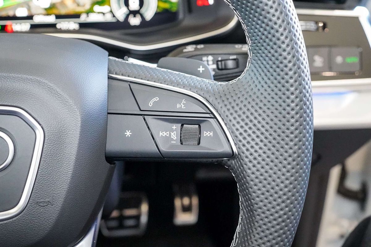 2024 Audi Q8 60 TFSI e S line F1