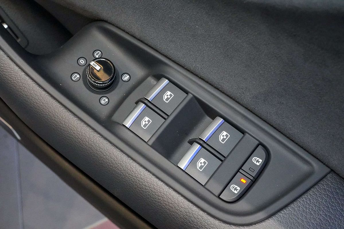 2024 Audi Q8 60 TFSI e S line F1
