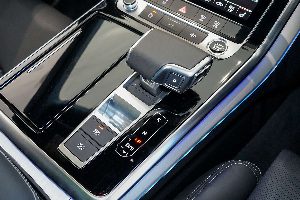 2024 Audi Q8 60 TFSI e S line F1