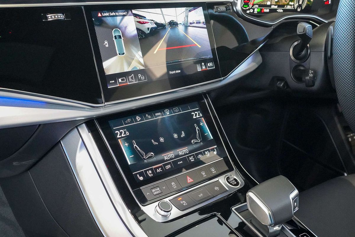 2024 Audi Q8 60 TFSI e S line F1