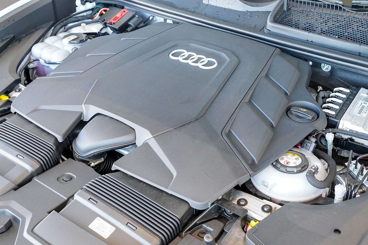 2024 Audi Q8 60 TFSI e S line F1