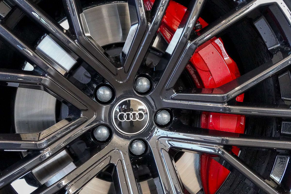 2024 Audi Q8 60 TFSI e S line F1