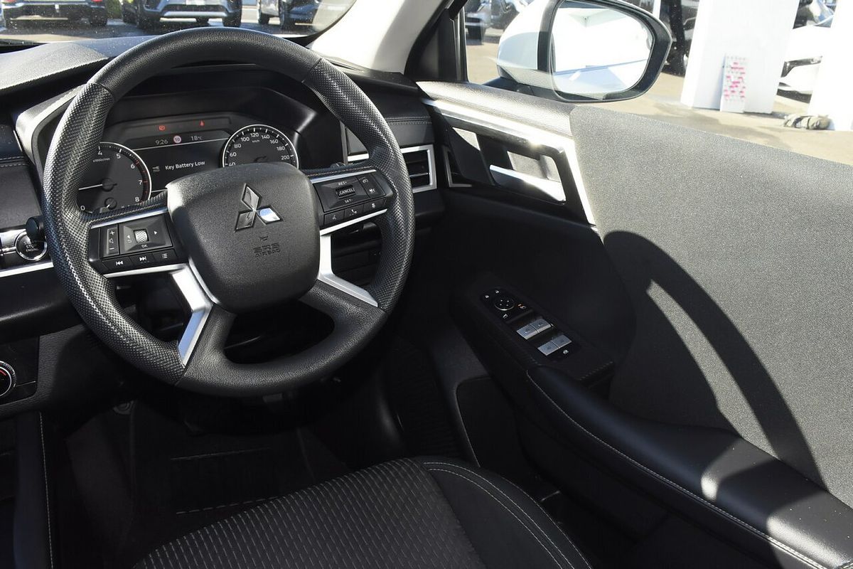 2023 Mitsubishi Outlander ES ZM