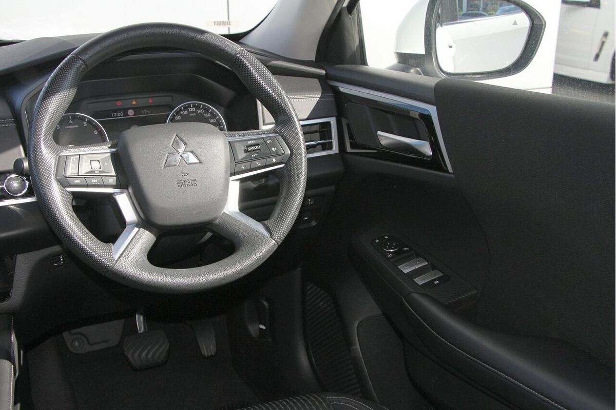 2023 Mitsubishi Outlander ES ZM