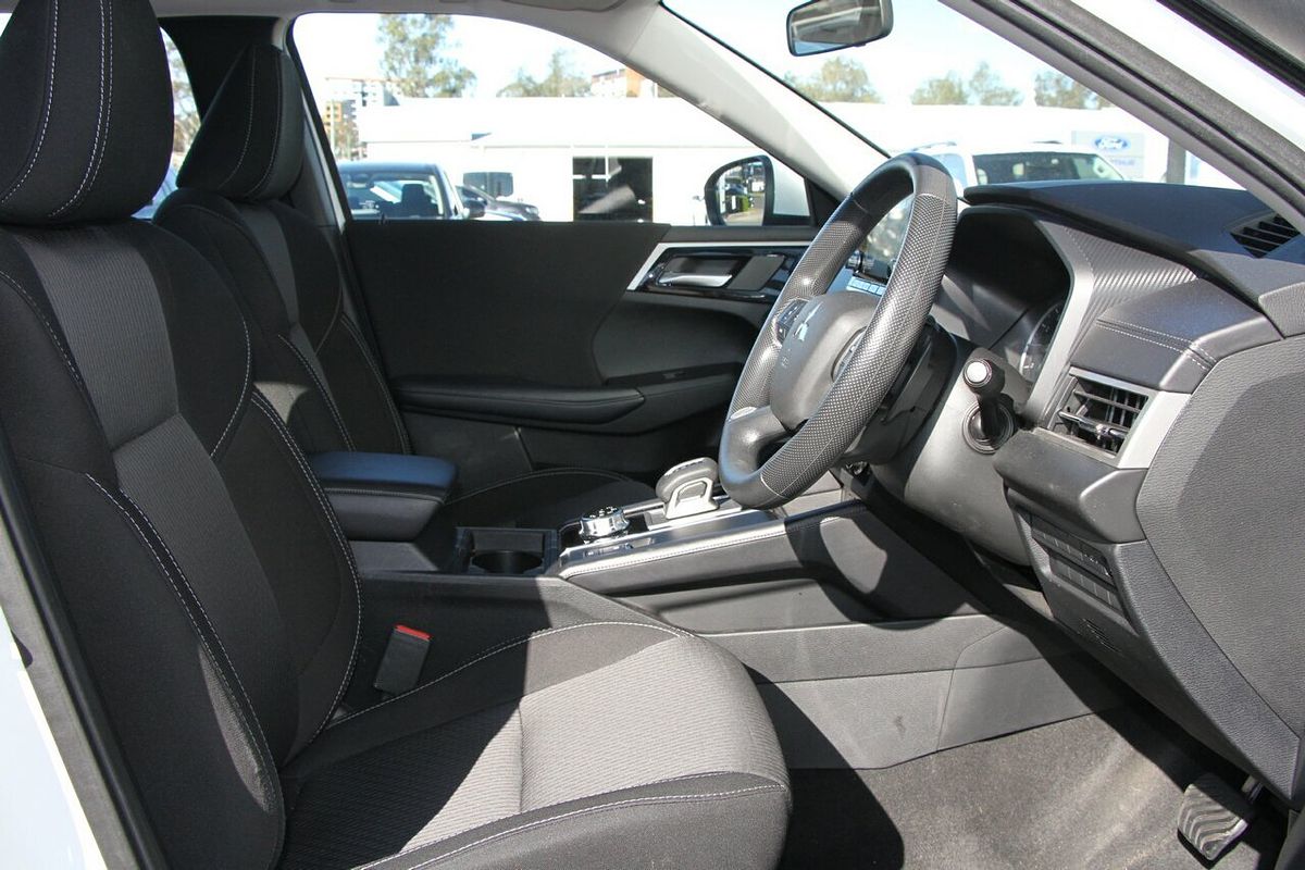 2023 Mitsubishi Outlander ES ZM