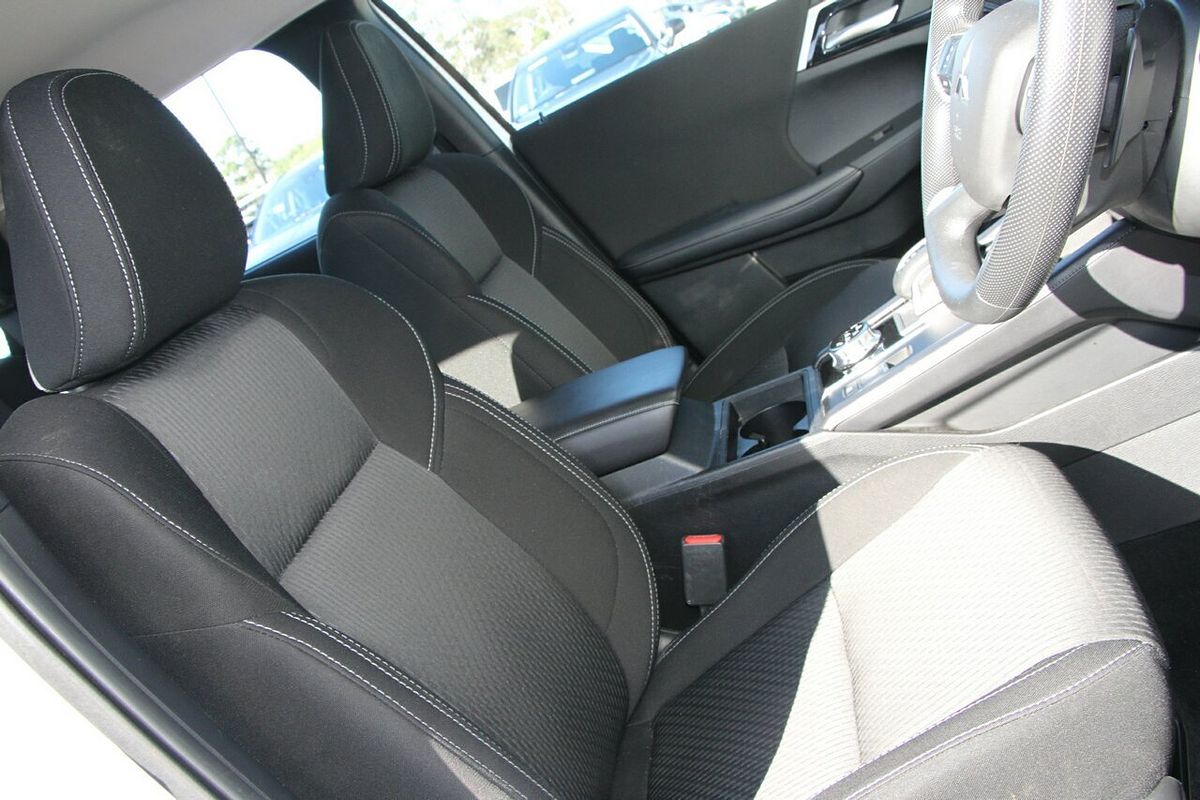 2023 Mitsubishi Outlander ES ZM
