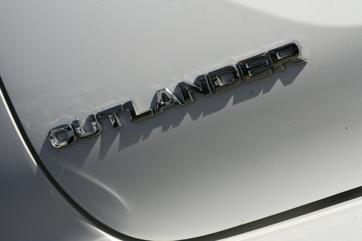 2023 Mitsubishi Outlander ES ZM