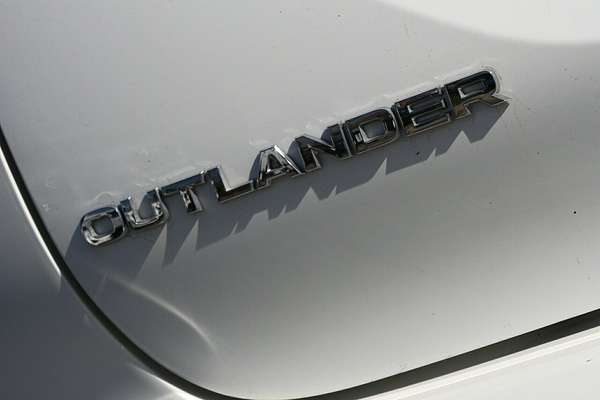 2023 Mitsubishi Outlander ES ZM