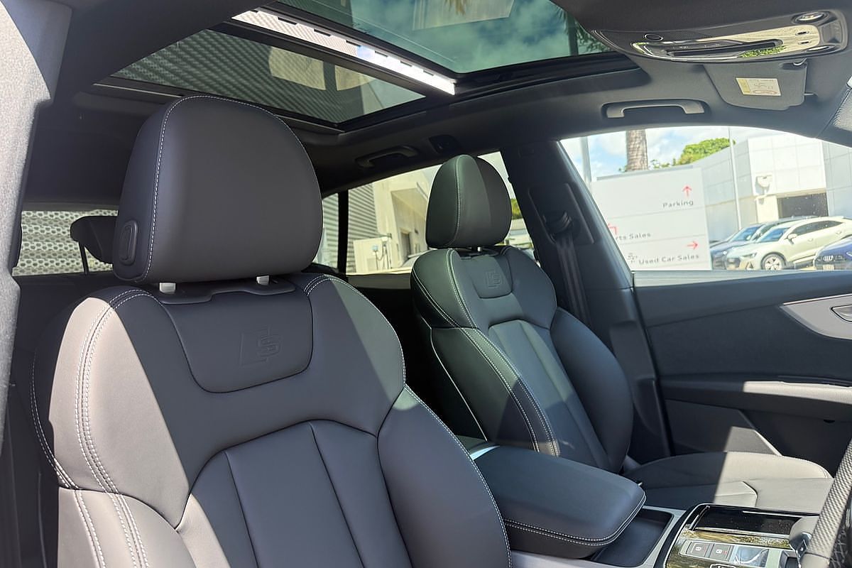 2024 Audi Q8 55 TFSI S line F1