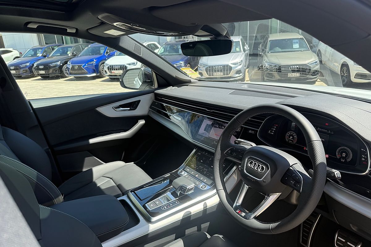 2024 Audi Q8 55 TFSI S line F1