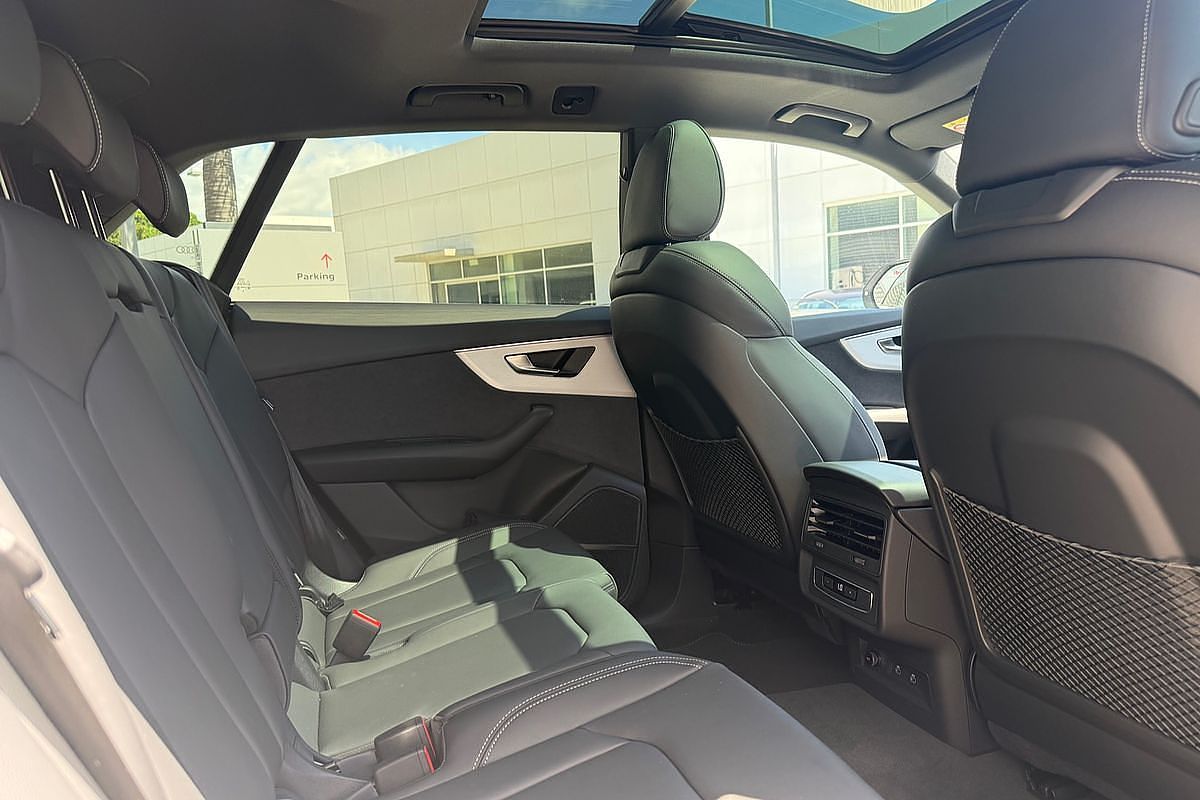 2024 Audi Q8 55 TFSI S line F1