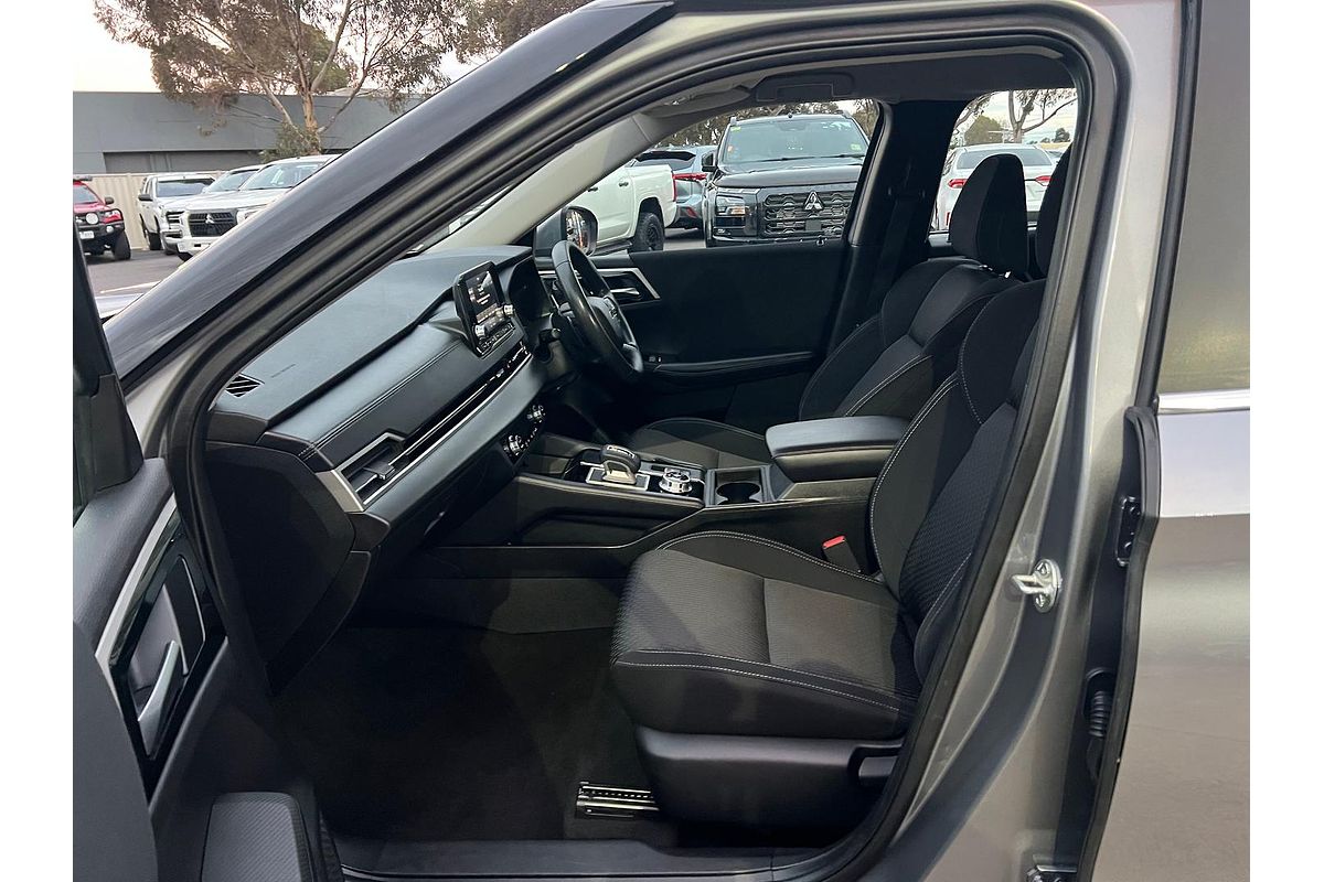 2023 Mitsubishi Outlander ES ZM