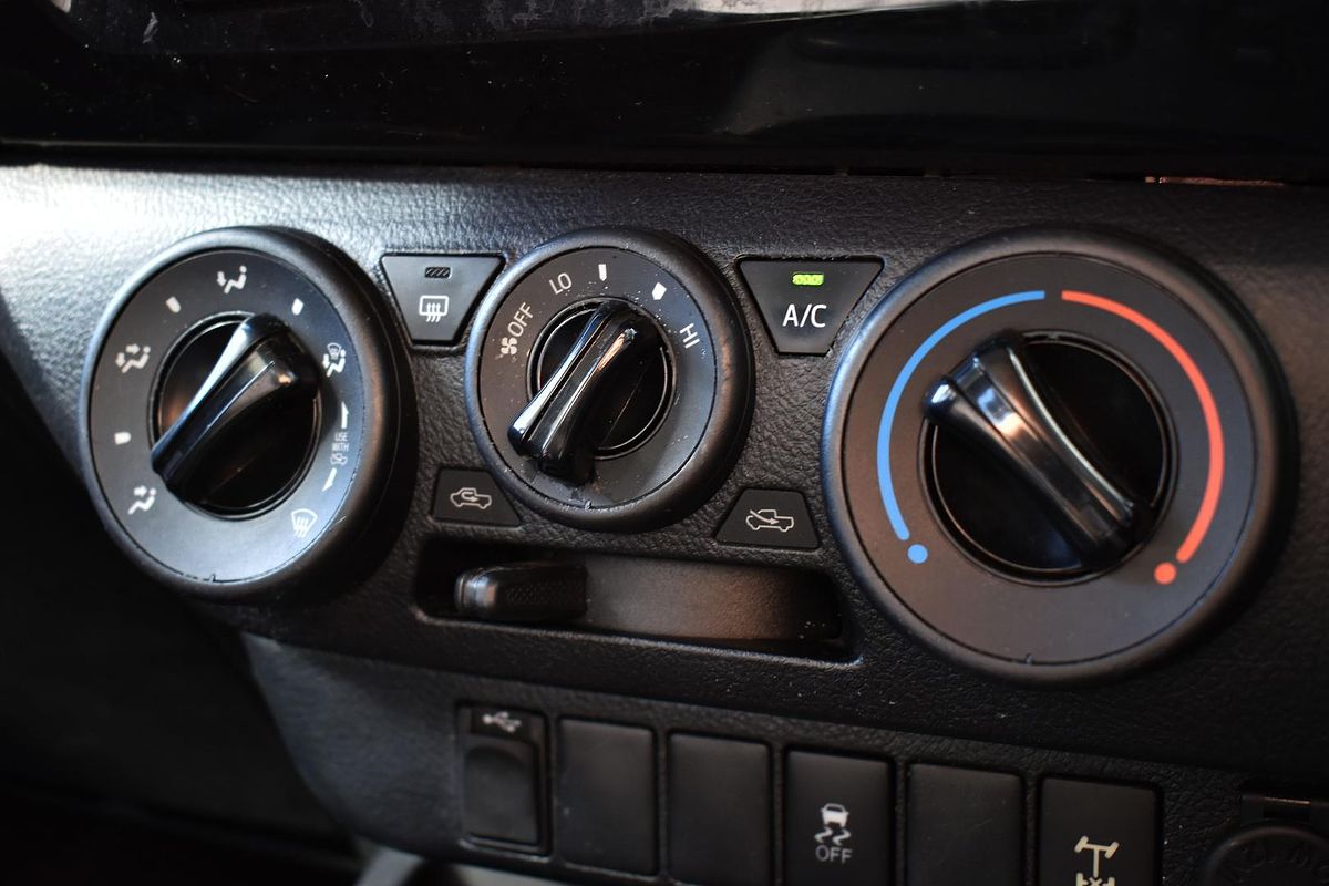 2017 Toyota Hilux SR GUN126R 4X4