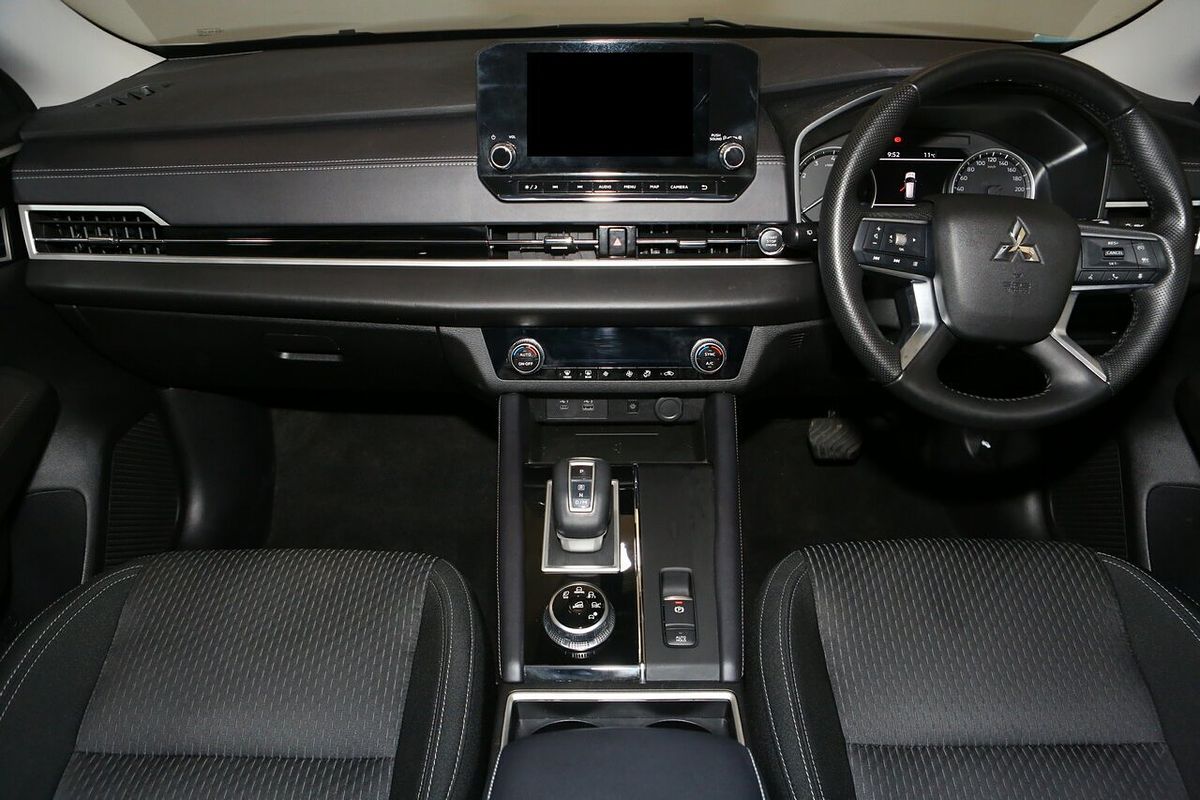2024 Mitsubishi Outlander LS ZM