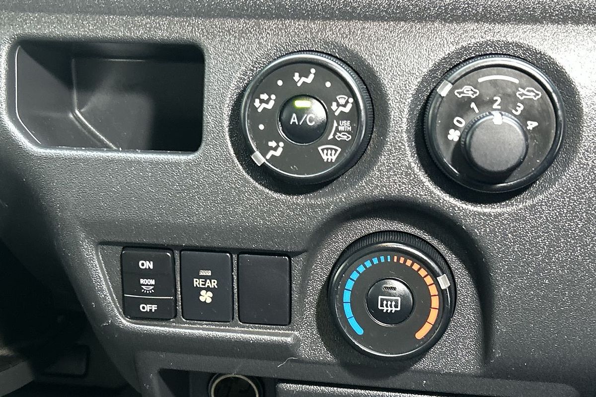 2014 Toyota Hiace Commuter KDH223R