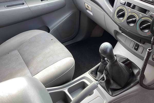 2005 Toyota Hilux SR GGN25R 4X4