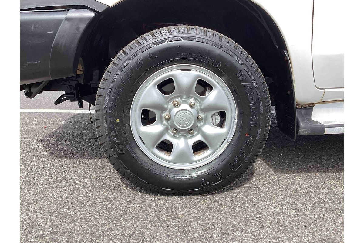2005 Toyota Hilux SR GGN25R 4X4
