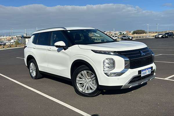 2023 Mitsubishi Outlander LS ZM
