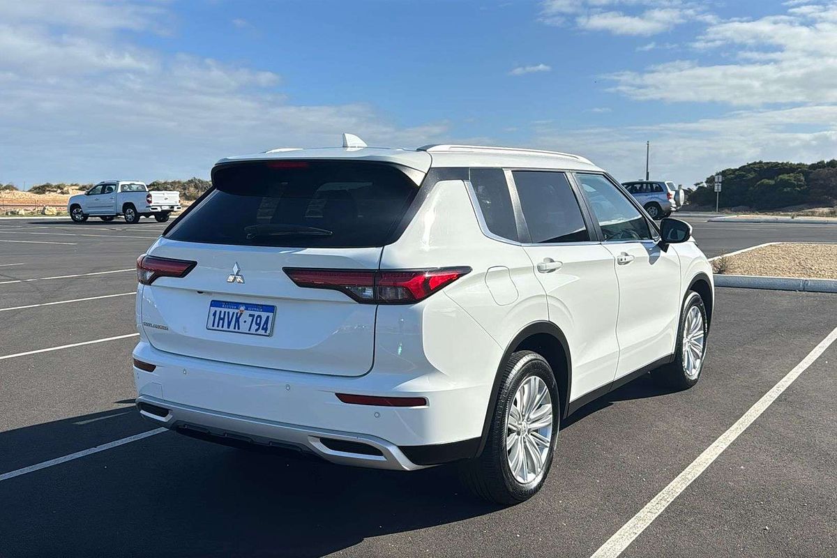2023 Mitsubishi Outlander LS ZM